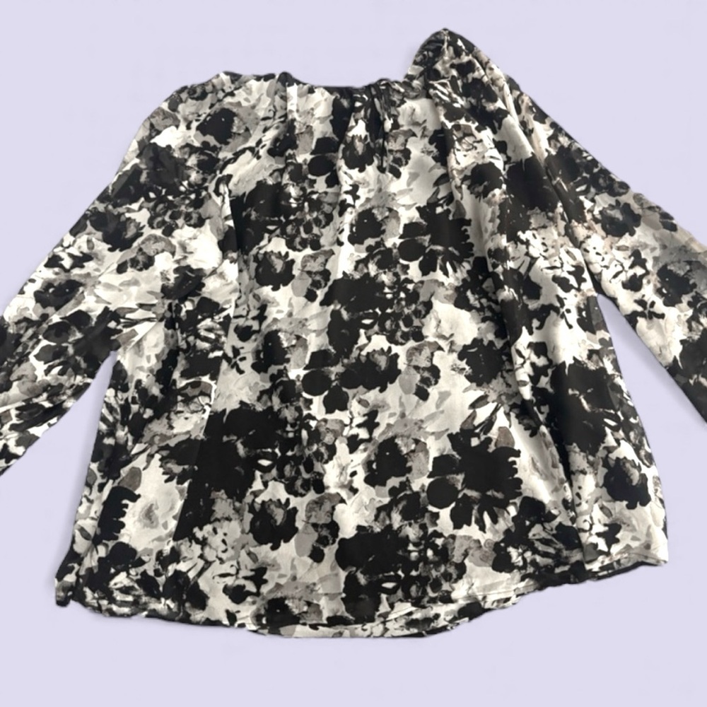 🔥3/$15 Ava&Viv Plus size long sleeve top. Floral black white measures 2X